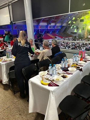 policjantka rozdaje ulotki