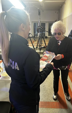 policjantka z seniorką
