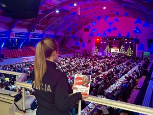 policjantka z ulotkami na tle wydarzenia