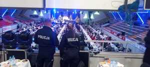 policjantka i policjant, w tle wigilia