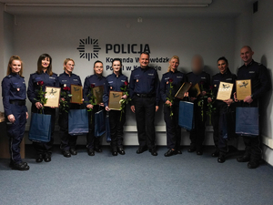 policjantki na grupowym zdjęciu z kierownikiem druzyny sportowej i komendantem