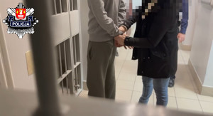 Zatrzymany za kradzież samochodu, któremu zakłdane są kajdanki