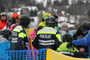 policjant na stoku narciarskim