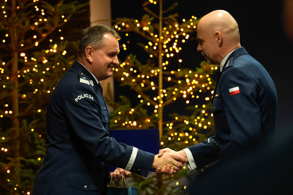 komedant gratuluje naczelnikowi