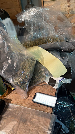 narkotyki i telefon na stole