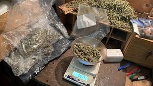 narkotyki i waga na stole