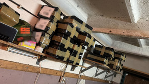 paczki w czarnej folii na półce