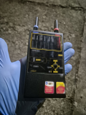 urządzenie eletroniczne w ręce w gumowej rękawiczce