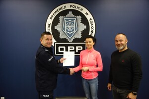 Dowódca Oddziału Prewencji oraz Prezes Zarządu Grzegorz Jędrzejowski i Sekretarz stowarzyszenia Weronika Kołodziejczak