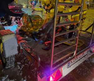 odnaleziony mężczyzna transportowany na przyczepce