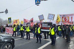 policjanci zapewniający bezpieczeństwo protestującym na zakopiance