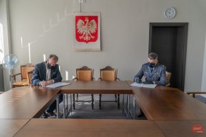 mł. insp. Zbigniew Nowak oraz rektor prof. dr hab. Andrzej Klimek w trakcie podpisywania porozumienia