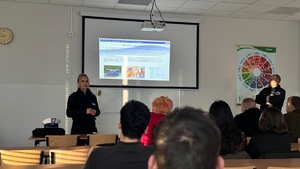 policjantka przedstawia licealistom temat bezpieczeństwa w ruchu drogowym