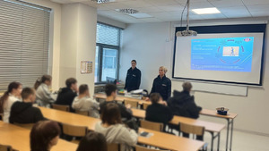 policjantki prowadzą zajęcia dla licealistów z wykorzystaniem prezentacji multimedalnej