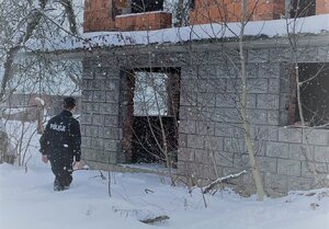 Dzielnicowy sprawdza pustostany