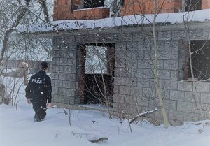 Dzielnicowy sprawdza pustostany