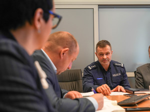 Inspektor Kubiak zdaje relacje Wojewodzie.