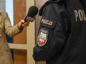 Policjantka udziela odpowiedzi mediom