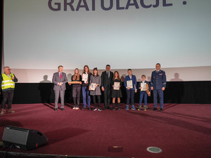 Laureaci konkursu na animację wraz z komendantem iraz kuratorem