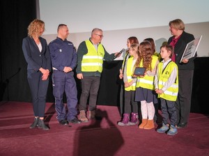 Stojące na scenie dzieci rozmawiają z redaktorem Koczybą