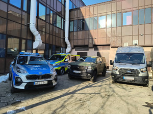 Policyjne radiowozy na parkingu przed Politechniką