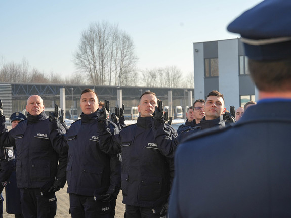 nowo przyjęci policjanci ślubują na sztandar