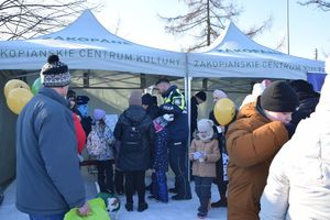 grono osób przy stanowisku