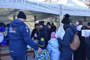 policjanci przy stanowisku