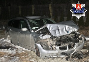 Zniszczone w przedniej częśc auto marki bmw koloru srebrnego