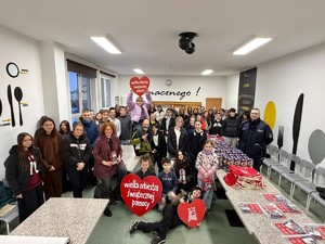 Policjant KP NieNpołomice z wolontariuszami z Niepołomic