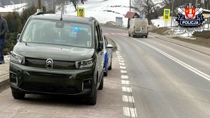 Zaparkowany ciemny camochód marki citroen a za nim policyjny radiowóz
