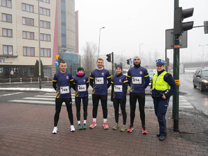 policjanci przed biegiem oraz policjantka ruchu drogowego