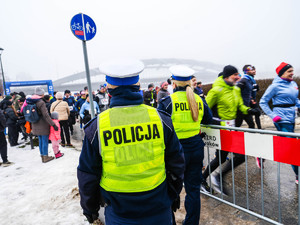 policjantki ruchu drogowego zabezpieczają trasę biegu