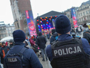 policjanci zabezpieczają koncert