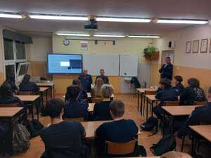 Uczniowie klasy o profilu policyjnym orz umundurowani policjanci