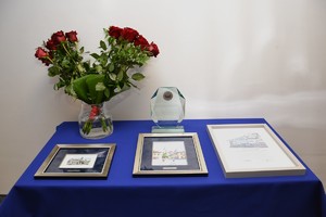 okolicznościowe podziękowania i kwiaty położone na stole