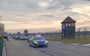 2 KPP Oświęcim. Zabezpieczenie 81. rocznicy wyzwolenia Auschwitz-Birkenau    radiowóz pilotujący kolumnę prezydencką obok Birkenau