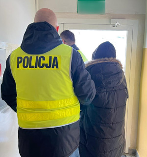 policjant prowadzący osobę zatrzymaną