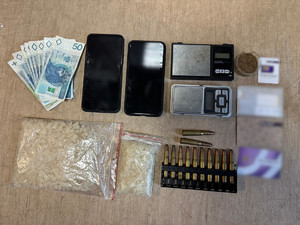 zabezpieczone narkotyki w woreczkach foliowych gotówka amunicja wagi elektroniczna i telefony komórkowe