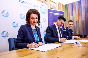Marszałek Województwa Małopolskiego, Członek Zarządu Województwa Małopolskiego oraz I Zastępca Komendanta Wojewódzkiego Policji w Krakowie podpisujący List intencyjny.
