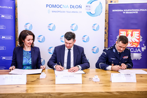 Marszałek Województwa Małopolskiego, Członek Zarządu Województwa Małopolskiego oraz I Zastępca Komendanta Wojewódzkiego Policji w Krakowie podpisujący List intencyjny.