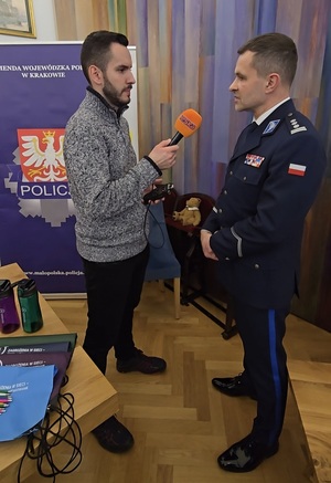 I Zastępca Komendanta Wojewódzkiego Policji w Krakowie udzielający wywiadu dziennikarzowi Radia Eska.