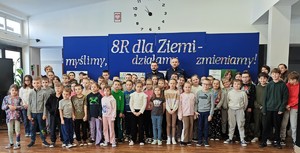 policjanci pozuja z uczniami szkoły podstawowej w Smegorzowie