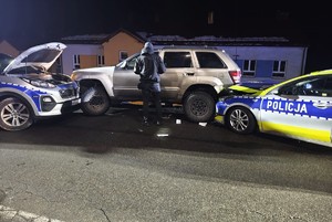 Na zdjęciu trzy uszkodzone samochody dwa radiowozy i jeep_