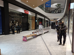 kontrterroryści w galerii handlowej