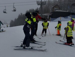 policjantki na nartach rozmawiające z dziecmi