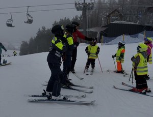 policjantki na nartach rozmawiające z dziecmi