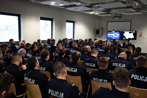 Policjanci zebrani na odprawie rocznej