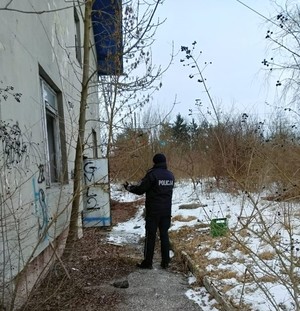 Dzielnicowy kontroluje pustostany KPP Miechów