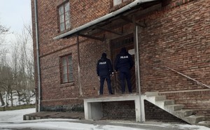 Dzielnicowi z Posterunku Policji z Książa Wielkiego kontrolują pustostany